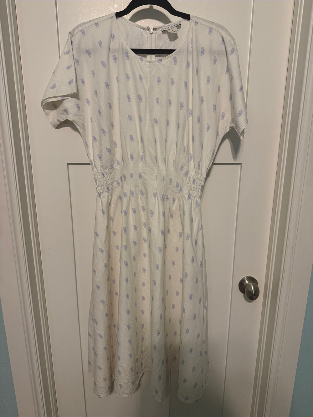 Club Monaco White Dress with Light Blue Abstract Print With Pockets. Size 2